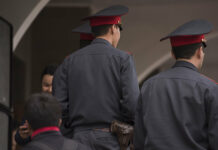 Сотрудники милиции пожаловались Садыру Жапарову на тяжелые условия работы