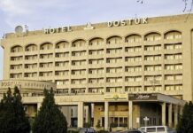 В Бишкеке с 7 этажа гостиницы «Достук» выпала 26-летняя девушка