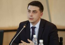 Политолог: Кыргызстану сейчас бесполезно сажать Алексея Ширшова