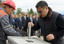 Президент «Каракол» эл аралык аэропортунун жаңы аэровокзалынын курулушуна капсула салды