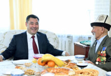 Садыр Жапаров навестил ветерана ВОВ Аспека Джумашева. ФОТО