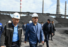 Садыр Жапаров посетил ТЭЦ Бишкека и поручил увеличить зарплаты работникам. ФОТО