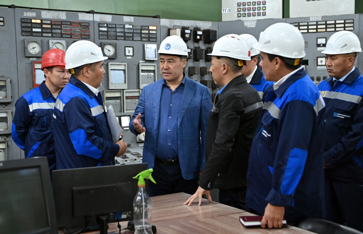 126406 Садыр Жапаров посетил ТЭЦ Бишкека и поручил увеличить зарплаты работникам. ФОТО