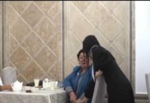 Надира Нарматова журналисттин микрофонун жулуп жиберди