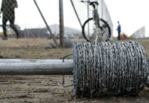 Погранслужба КР: Узбекские пограничники устанавливают ограждения на своей территории