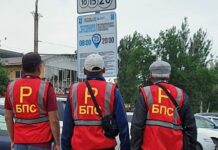 Муниципальных парковщиков переодели в красную форму