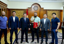 Талант Мамытов белгилүү кыргызстандык мушкер, One Championship чемпиону Кямрян Аббасовду кабыл алды
