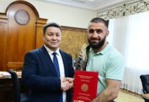 Талант Мамытов вручил чемпиону One Championship Кямряну Аббасову грамоту ЖК