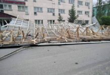 Нарында университеттин чатырын шамал учурган