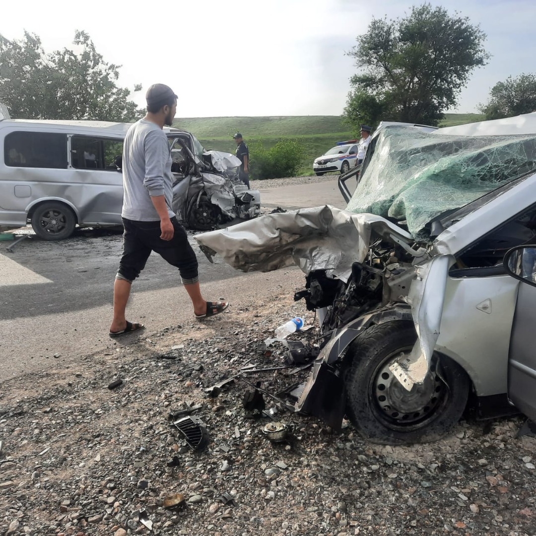 44 На трассе Бишкек - Ош в аварии погибли мужчина и младенец, еще 10 человек пострадали