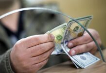 Нацбанк отозвал лицензии у двух обменок в Бишкеке