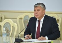 Арзыбек Кожошев уволил своего советника, которого задержали за взятку