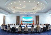 Акылбек Жапаров встретился с владельцами туристических комплексов на Иссык-Куле