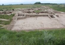 Байсалов ознакомился с раскопками в городище Ак-Бешим, где обнаружили буддийские храмы и церкви