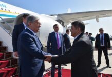 Казакстан президенти Касым-Жомарт Токаев расмий иш сапары менен Кыргызстанга келди