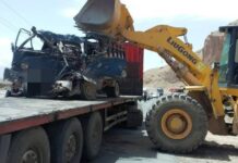 В Ошской области контейнер упал с прицепа на легковушку. Погибли двое детей и взрослый