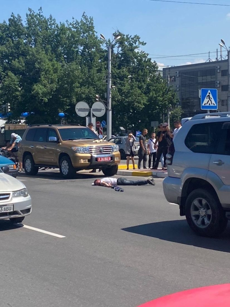 77 5 Джип посольства РФ сбил человека в Бишкеке. В УПСМ сообщили подробности