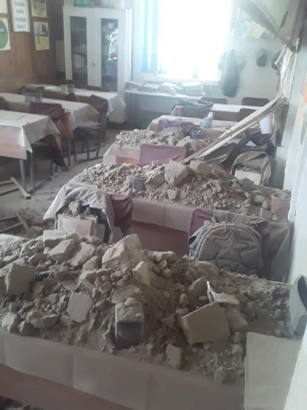 9e53d49a 91b6 4f99 a618 56b26ab0c62e В Чаткале потолок школы обрушился на детей и учителя. Они в больнице￼