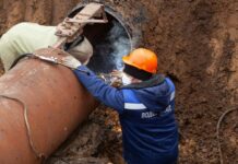 В Бишкеке машина сбила двух сотрудников «Бишкекводоканала»