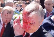 Россиянын Польшадагы элчисинин бетине кызыл түстөгү боёк чачып жиберишти