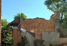 Обрушение стены здания в Бишкеке. В мэрии заявили, что это был снос