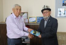 Кубанычбек Асанов “Теңир-Тоолук кылмыш иликтөө кызматынын ардагерлери” аттуу китебин тартуулады