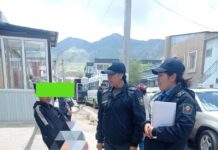 Нарын шаардык ички иштер бөлүмү аз камсыз болгон жалгыз бой энеге жардам көрсөтүштү