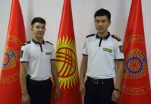 Милиционеры рассказали, как спасали девушку, которая хотела спрыгнуть с 9-го этажа в Джале