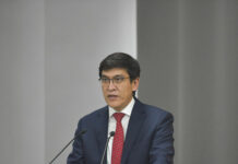 Эдил Байсалов манасчы Дөөлөт Сыдыковду “наадан” деп атады