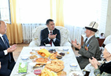 Садыр Жапаров Улуу Ата Мекендик согуштун ардагери Аспек Жумашевди куттуктады