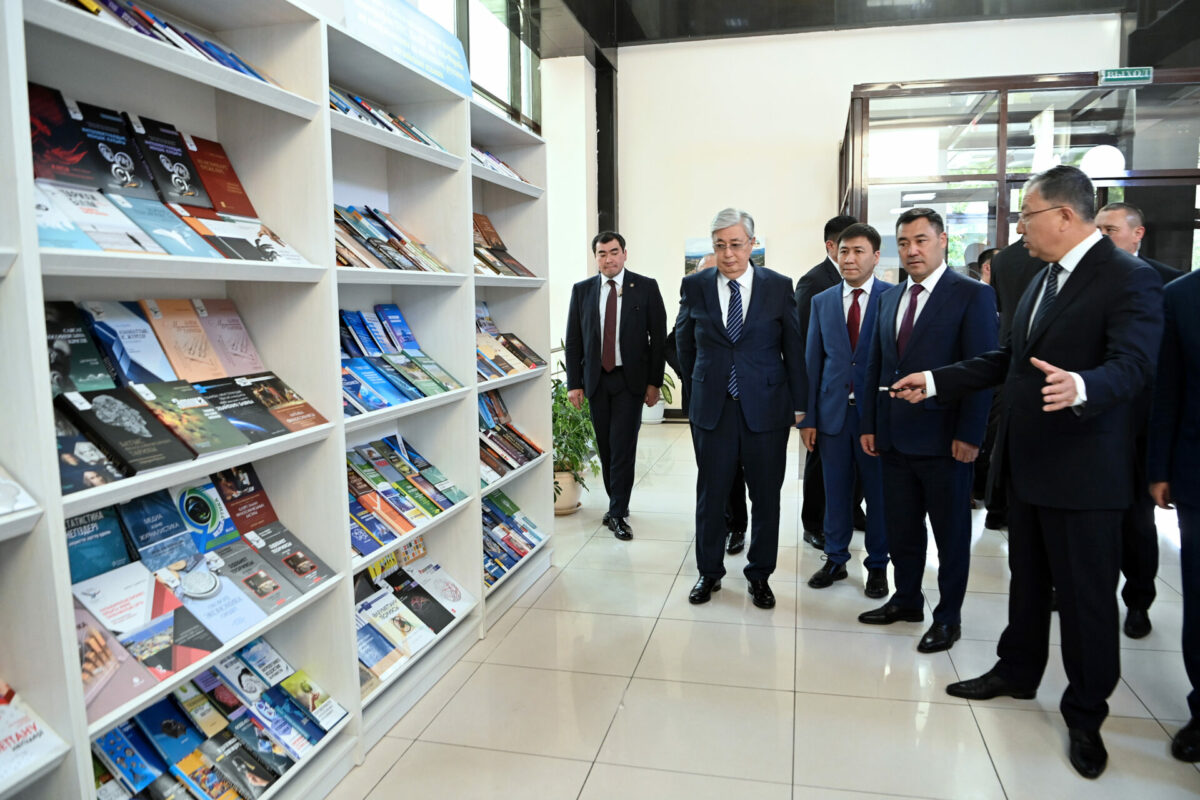 dst 3151 Садыр Жапаров и Касым-Жомарт Токаев посетили филиал КазНУ в Бишкеке