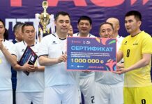 Садыр Жапаров передал призовой фонд турнира по футзалу «Мурас» в 1 млн сомов детдому