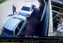 Момент кражи барсетки из припаркованного авто в Бишкеке попал на видео