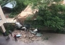 В Бишкеке стена здания обрушилась во двор жилого дома, где играли дети. ВИДЕО