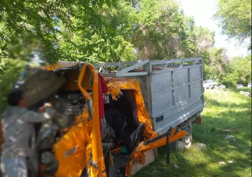 image 2 34 В Таласе грузовик врезался в дерево. Погиб молодой мужчина, еще 5 пострадали