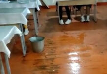 В Ак-Суу школьники учатся под дождем из-за протекающей крыши. ВИДЕО