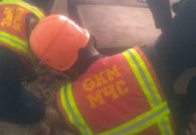 В Джале 4-летний ребенок застрял под кроватью. На помощь приехали 5 спасателей