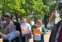 Возле «Белого дома» в Бишкеке митингуют против легализации казино