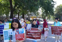 В Бишкеке на митинг вышли родители онкобольных детей