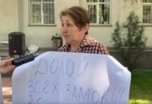 Возле здания Минздрава проходит митинг в поддержку министра Бейшеналиева