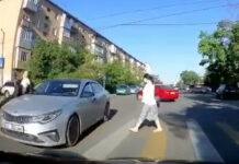 В Бишкеке на пешеходном переходе машина сбила 17-летнюю девушку. ВИДЕО