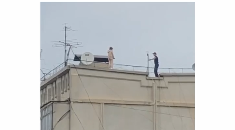 image 6 В Бишкеке милиционер не дал девушке спрыгнуть с крыши многоэтажки