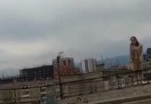 ВИДЕО. Как спасали девушку, которая хотела спрыгнуть с многоэтажки в Джале