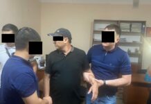 Көзөмөлдөө-текшерүү кызматынын башкы инспектору пара алып жаткан жеринен кармалды