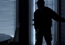 В Бишкеке трое парней и девушка ограбили китайца. ФОТО