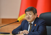 Глава кабмина раскритиковал госорганы после обрушения потолка школы в Чаткале