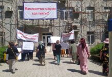 «Сказали прийти, и я пришла». Возле клиники Исманкулова снова митингуют женщины