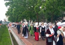 В Бишкеке прошел пеший марш матерей. ФОТО