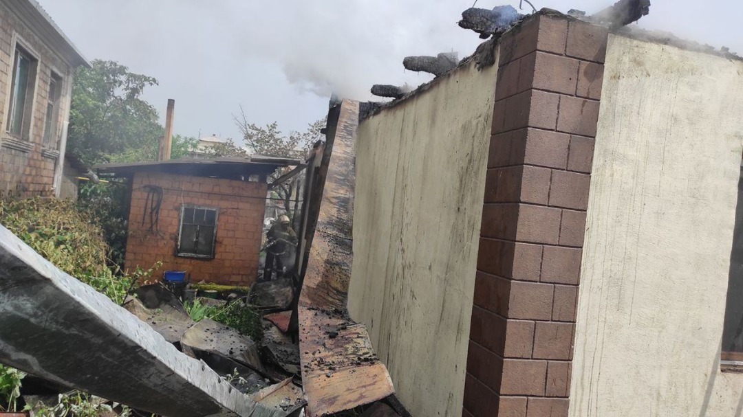 whatsapp image 2022 05 24 at 12 54 58 В Бишкеке произошел пожар в частном доме. ФОТО