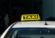 Казанда кыргызстандык таксист эки адамды сүзүп кетти